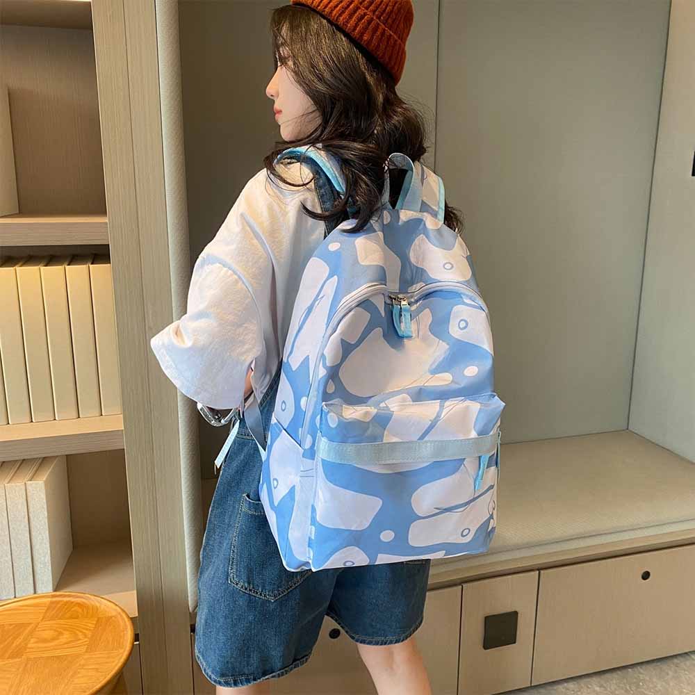 Men and women with the same new fashion and leisure Joker multi-pocket large-capacity waterproof sports bag travel bag.