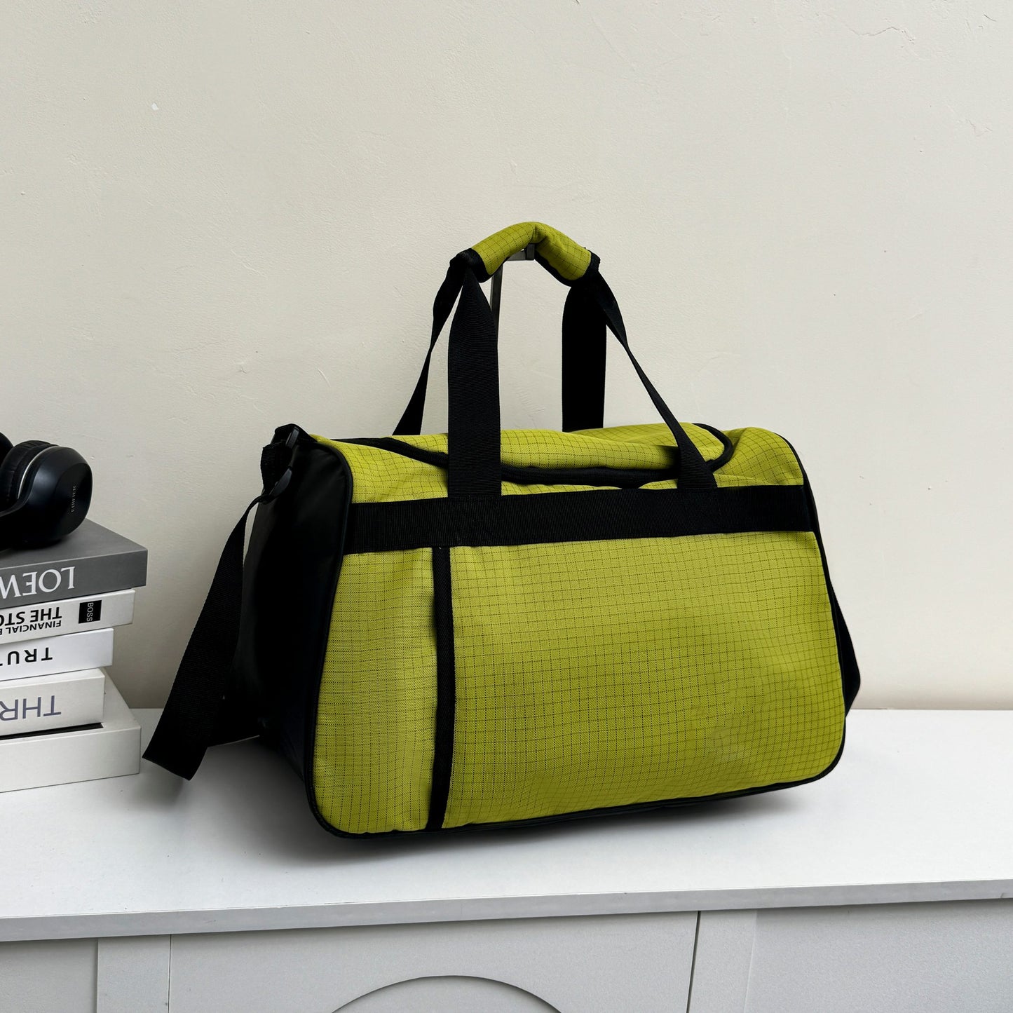 Men and Women with The New Fashion and Leisure Joker Large-capacity Travel Portable Fitness Bag Sports Backpack.