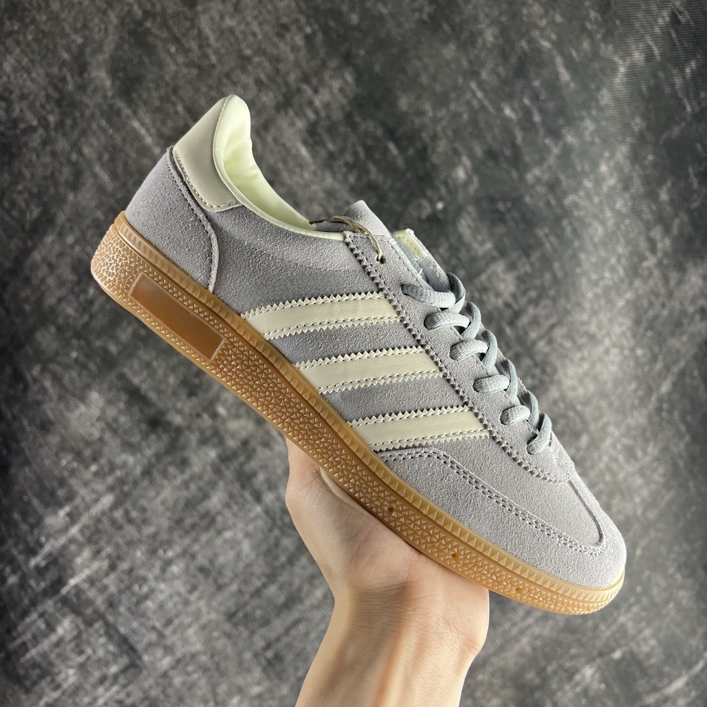 New classic retro casual sneakers have a shoe box