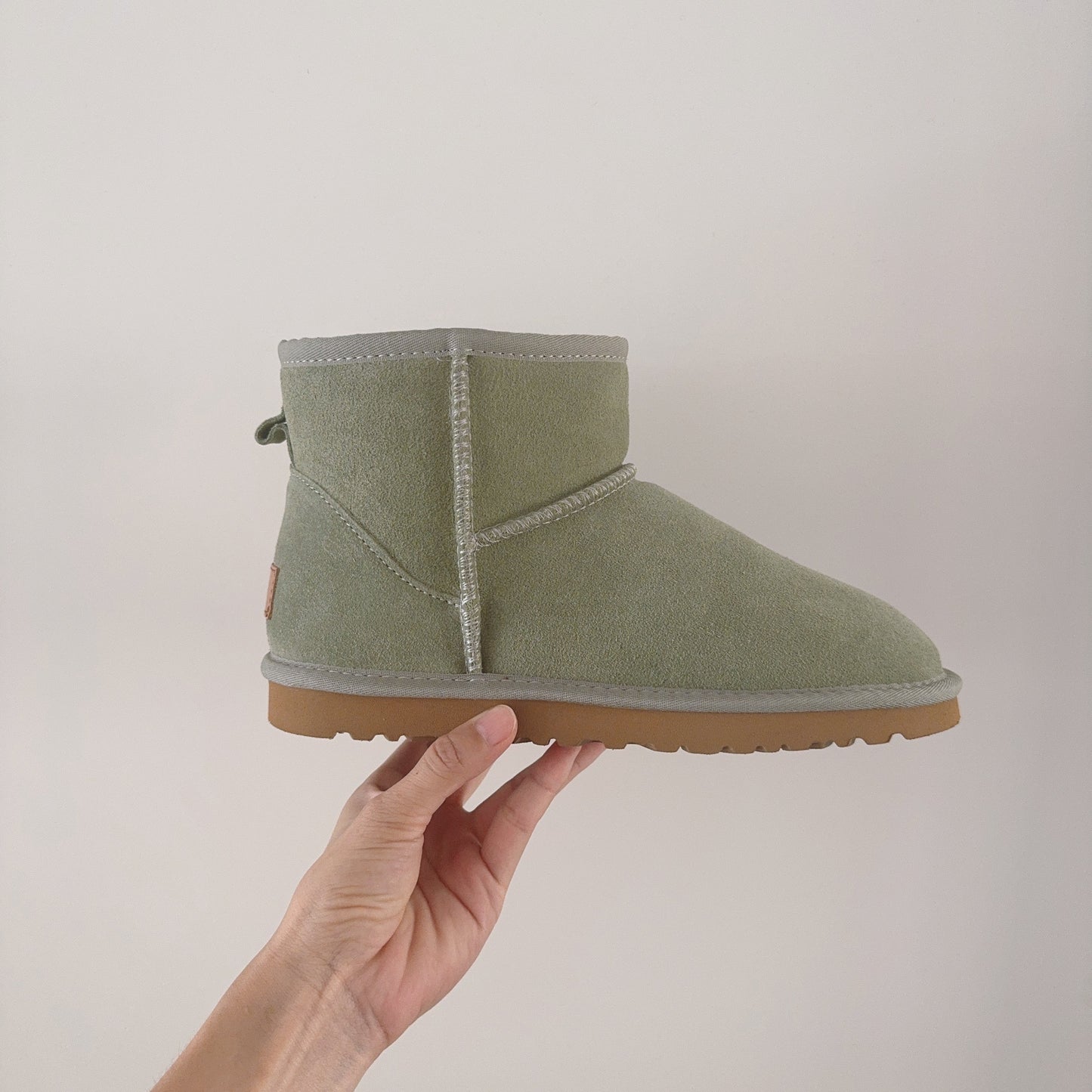 New short tube thickened winter snow boots have a shoe box