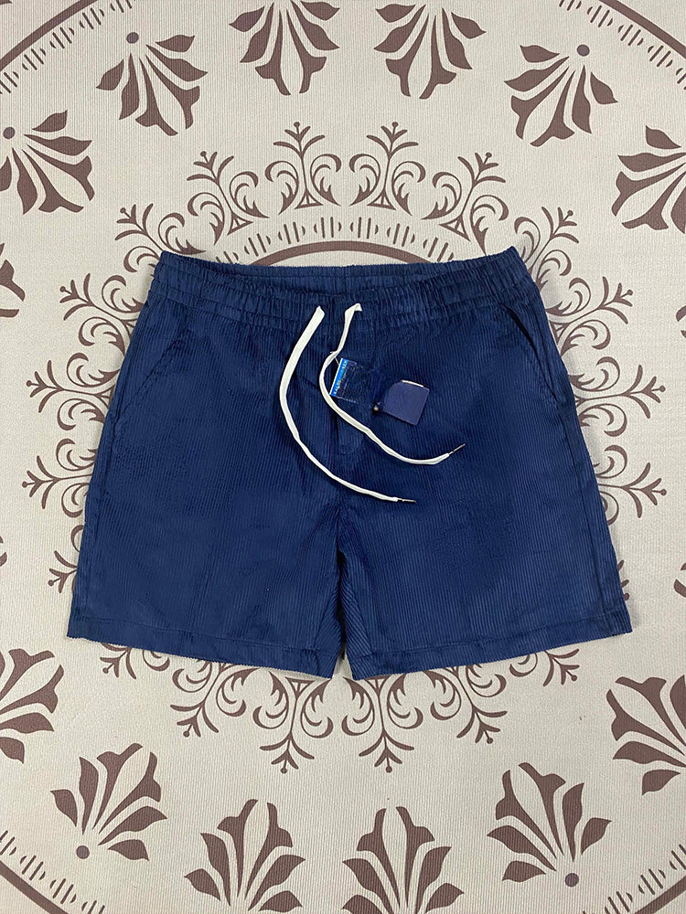 Men and women with the same new Joker couple style corduroy fabric elastic waist casual shorts.