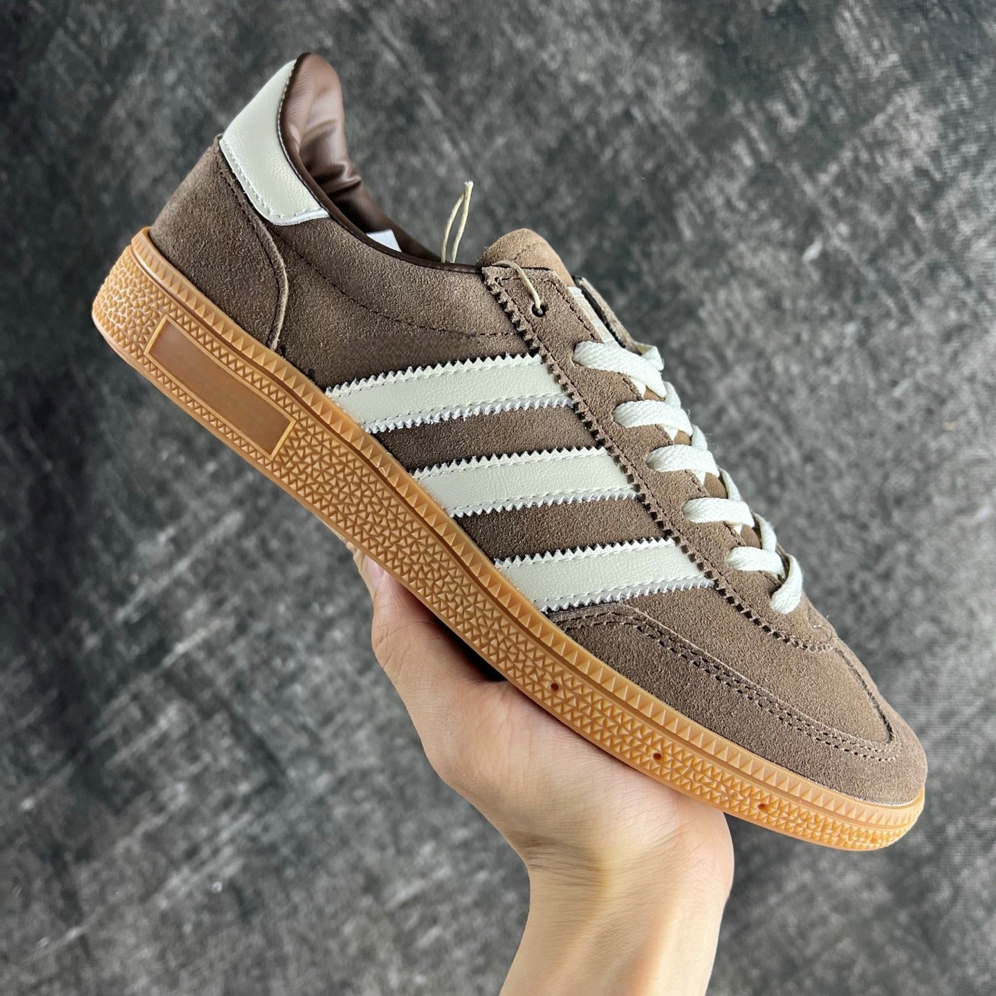 New classic retro casual sneakers have a shoe box