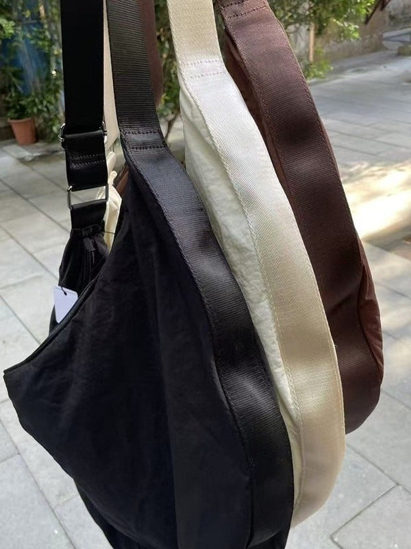 Men's and Women's Large-capacity Waterproof Nylon Lightweight Casual Joker Shoulder Slung Crescent Bag.