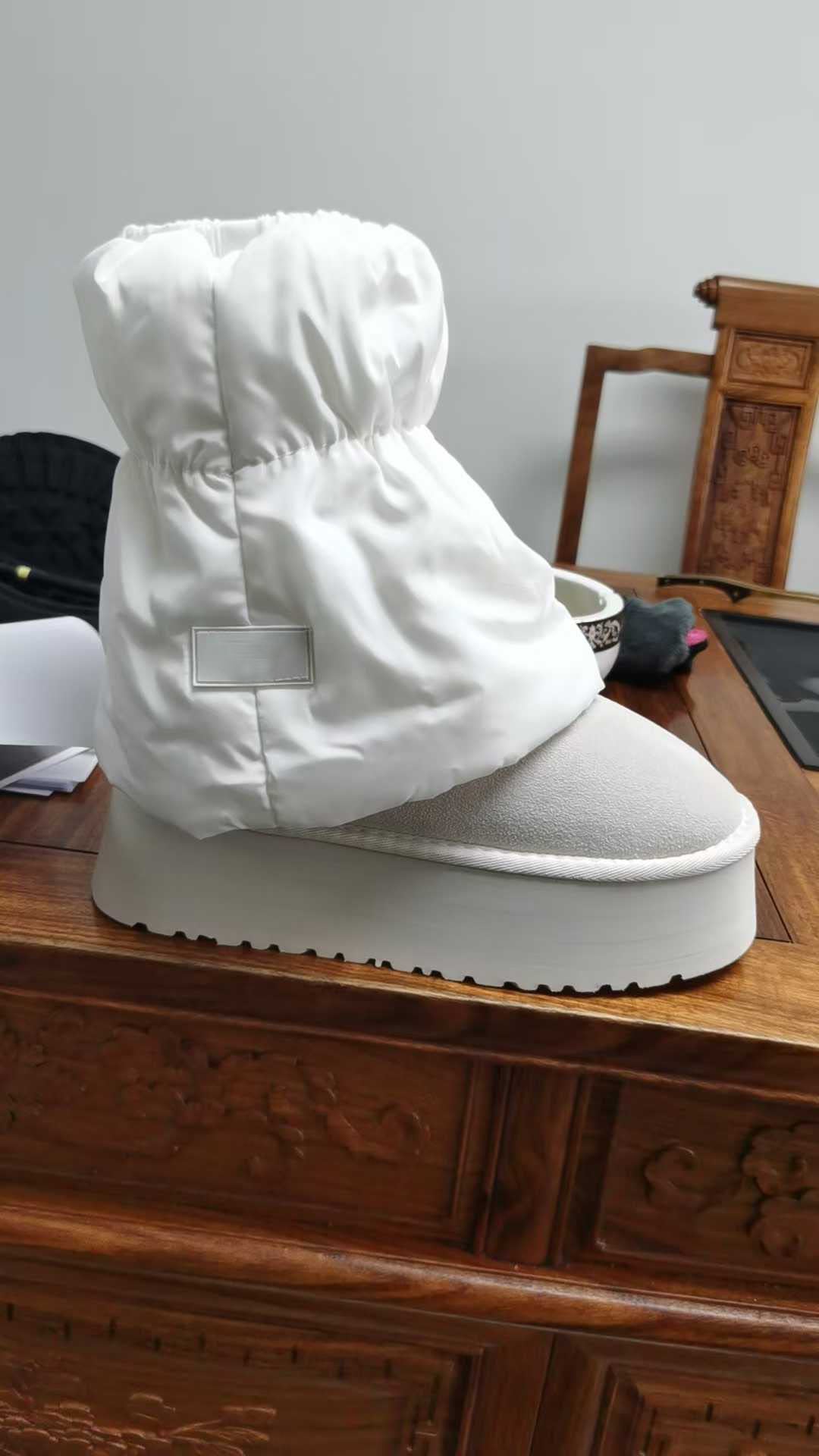 Women's new thick-soled winter snow boots have a shoe box