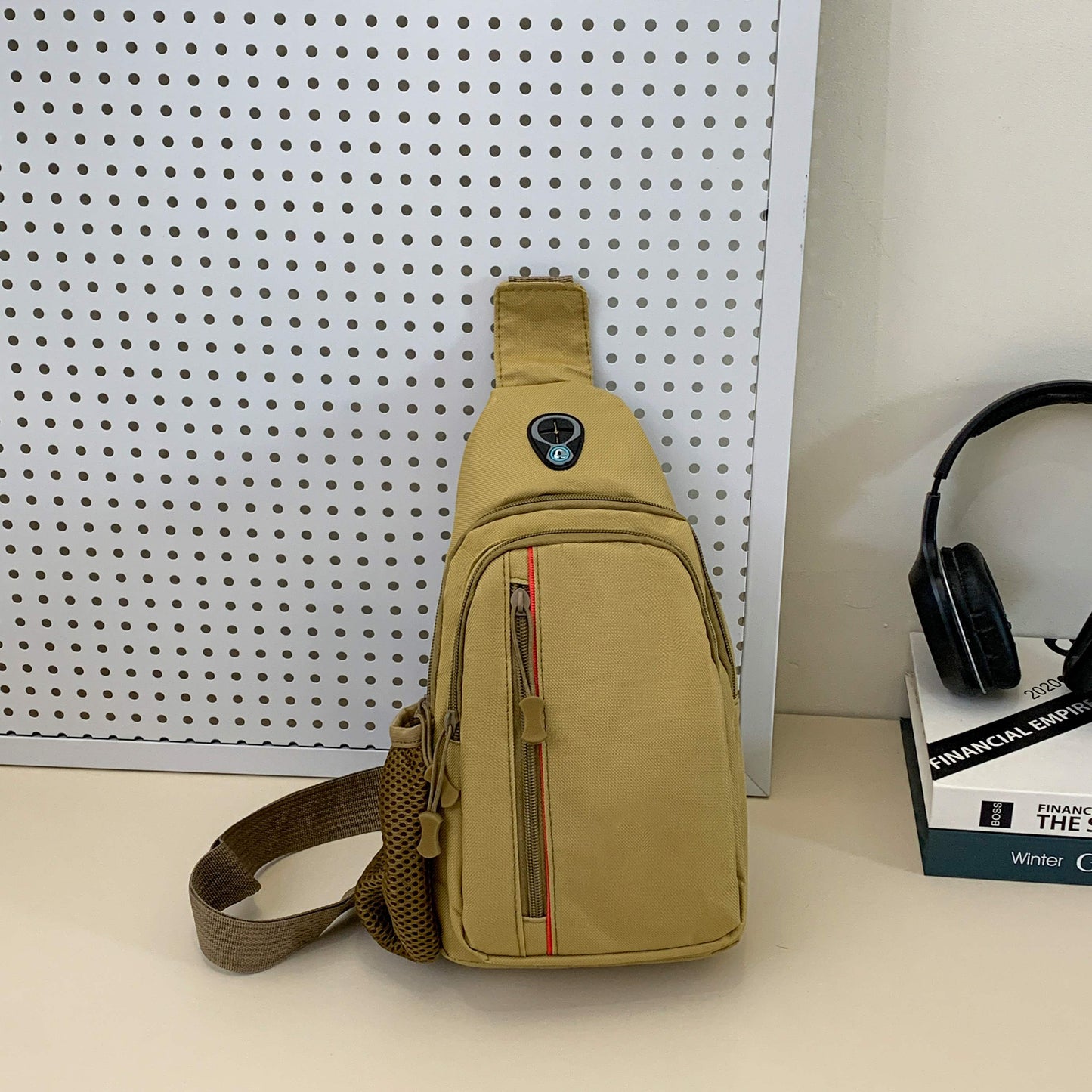 Men and Women with The New Fashion Casual Joker Adjustable Shoulder Strap Slung Shoulder Bag Chest Bag.