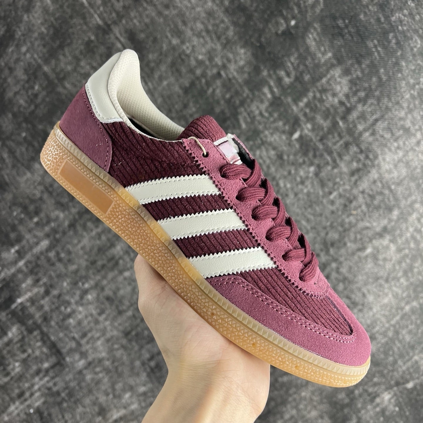 New classic retro casual sneakers have a shoe box