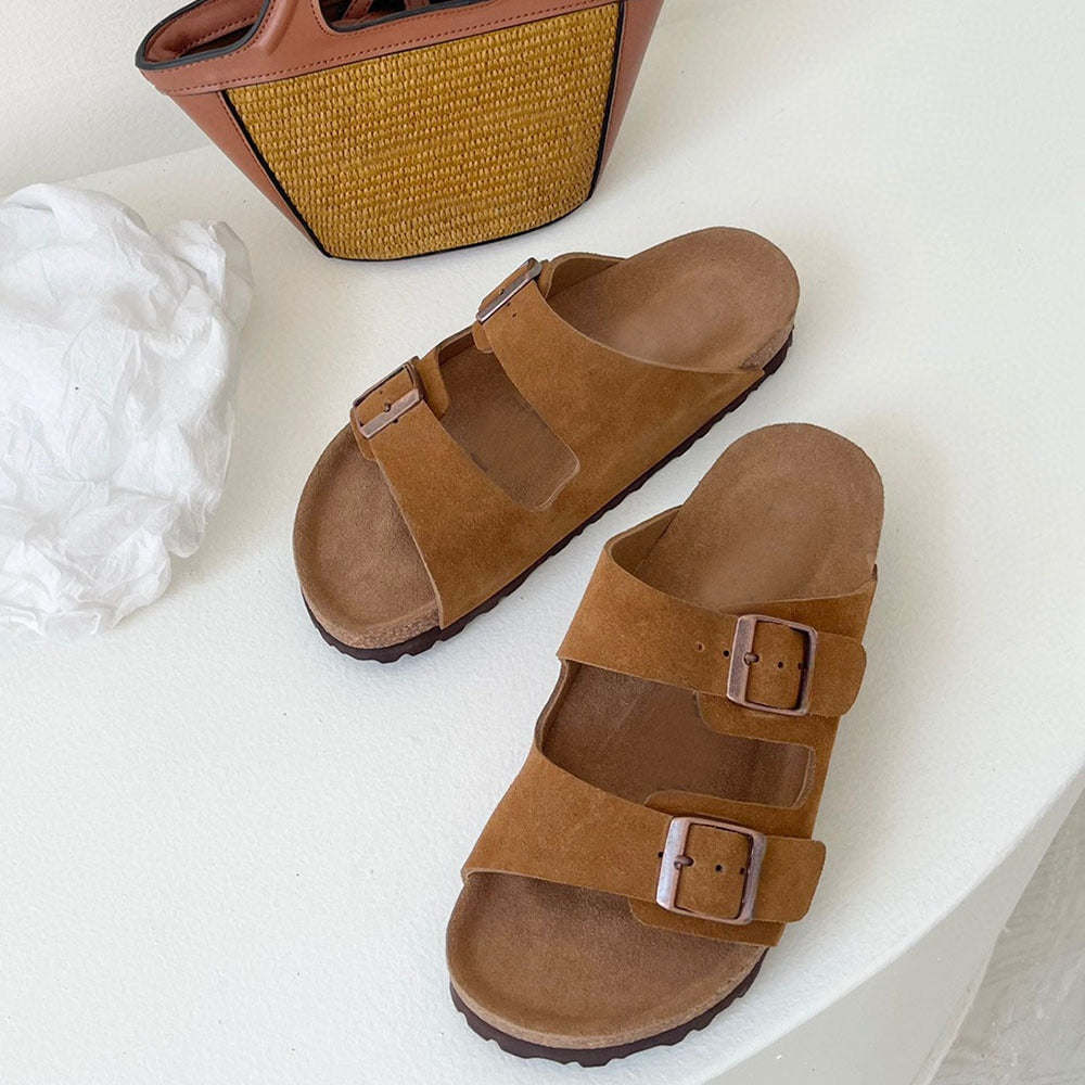 Men and women with the same new casual Joker double-breasted sandals.