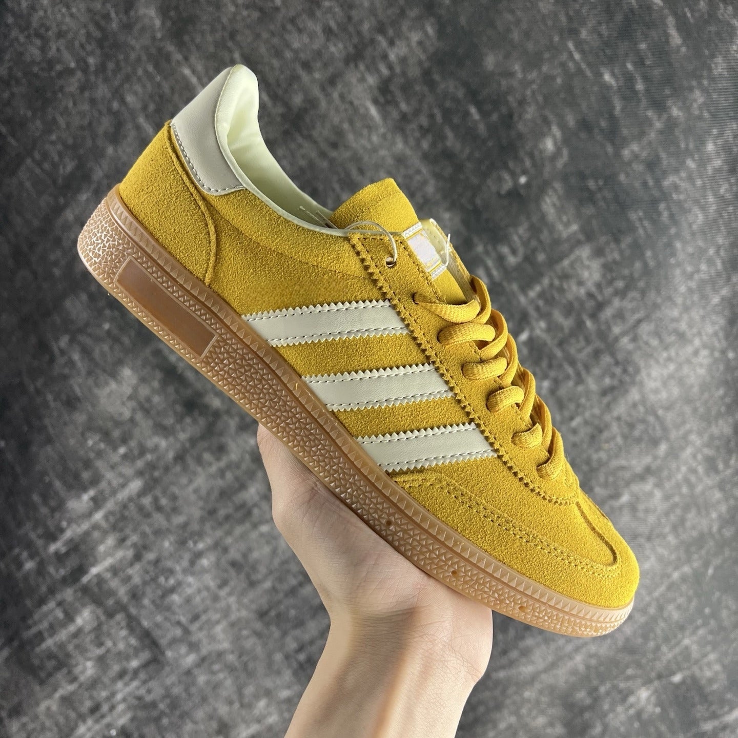 New classic retro casual sneakers have a shoe box