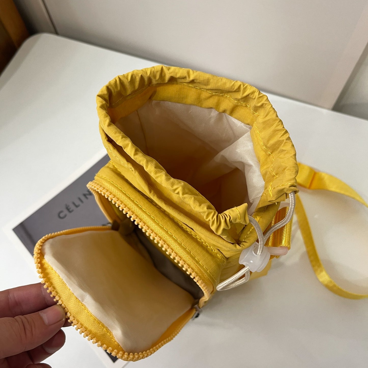 Men's and Women's Leisure Versatile Sports Adjustable Shoulder Strap Multifunctional Water Cup Mobile Phone Messenger Bag