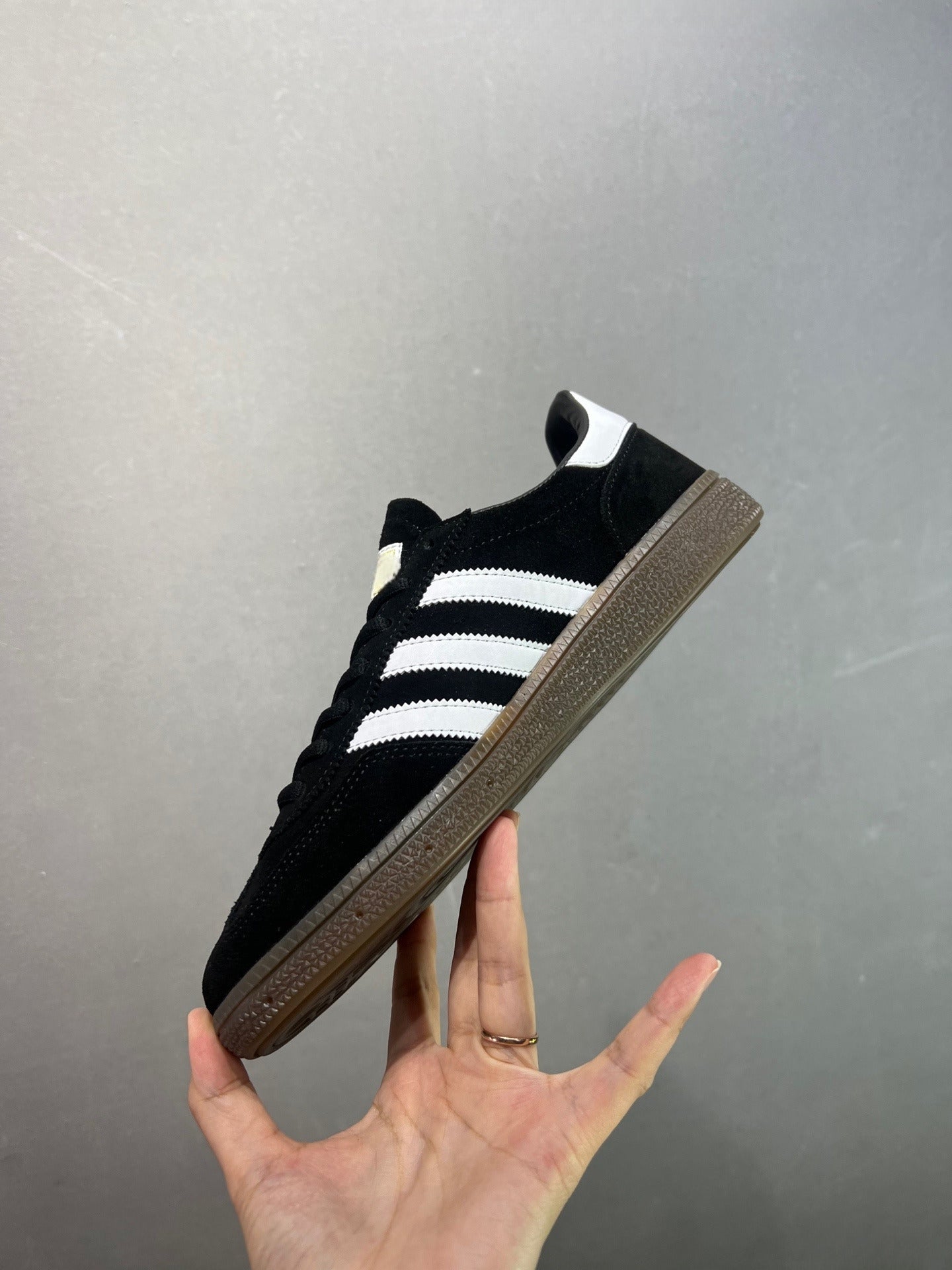 Men and women with the same new comfortable breathable sports casual shoes have a shoe box.