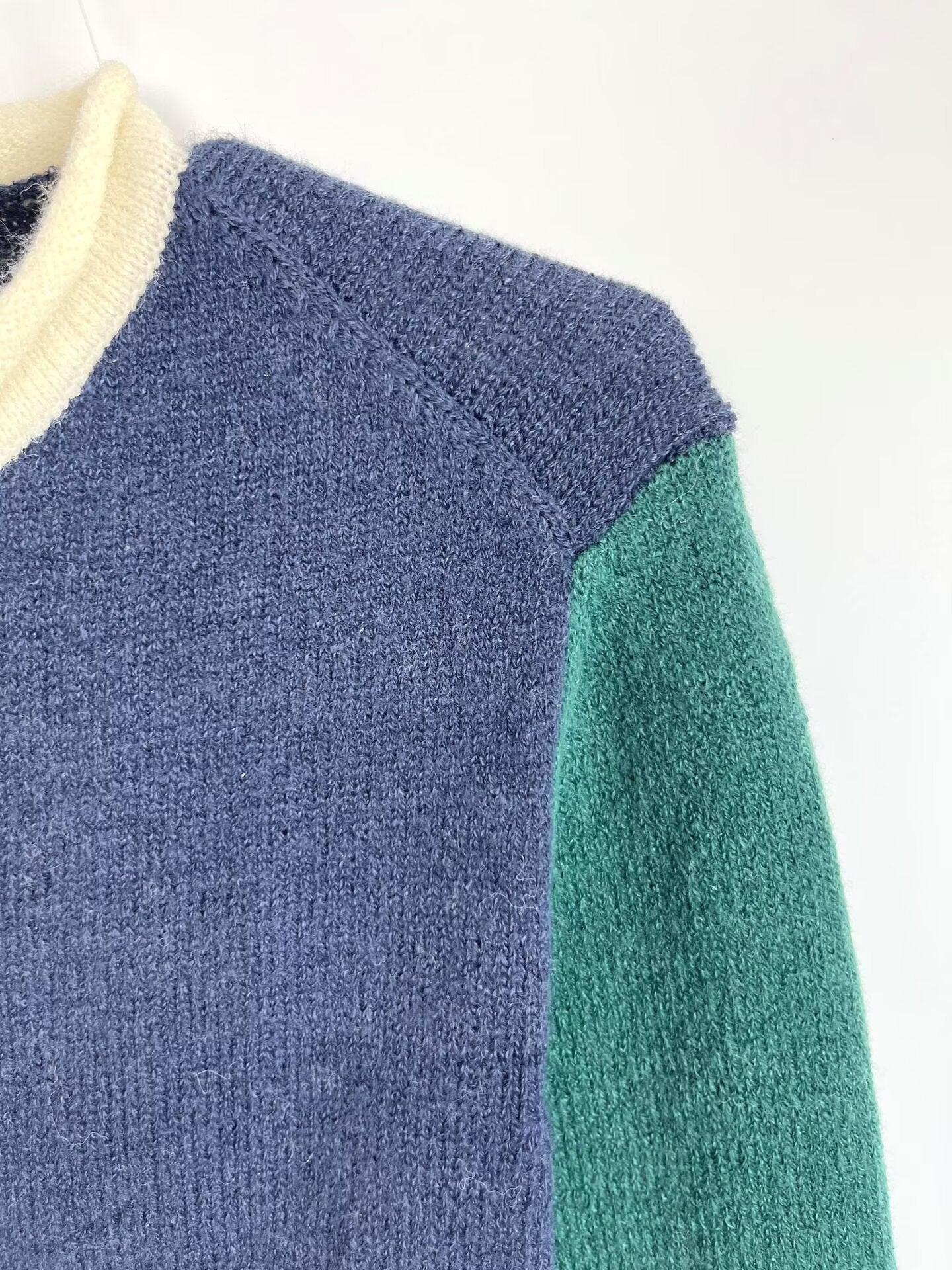 Women's new fashion O Neck long sleeved contrasting knitted Coat