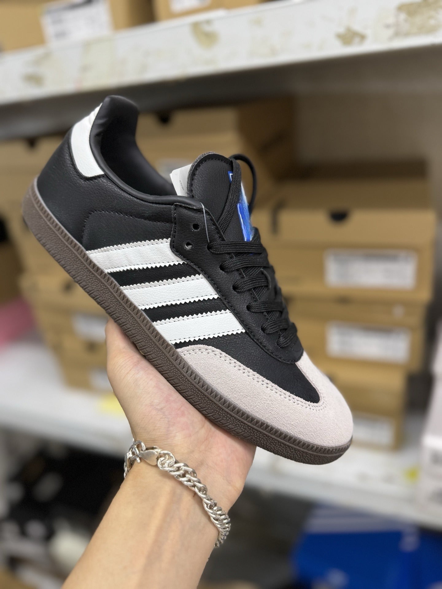 Men and women with the same new football style Joker low-top leisure sports shoes have a shoe box