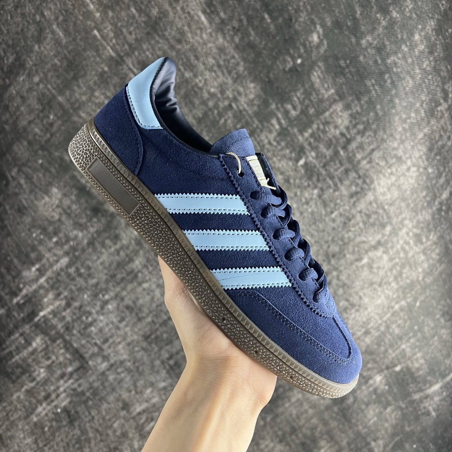 New classic retro casual sneakers have a shoe box