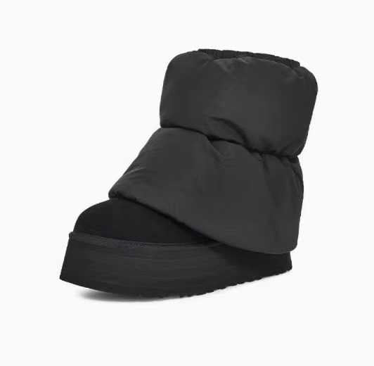 Women's new thick-soled winter snow boots have a shoe box