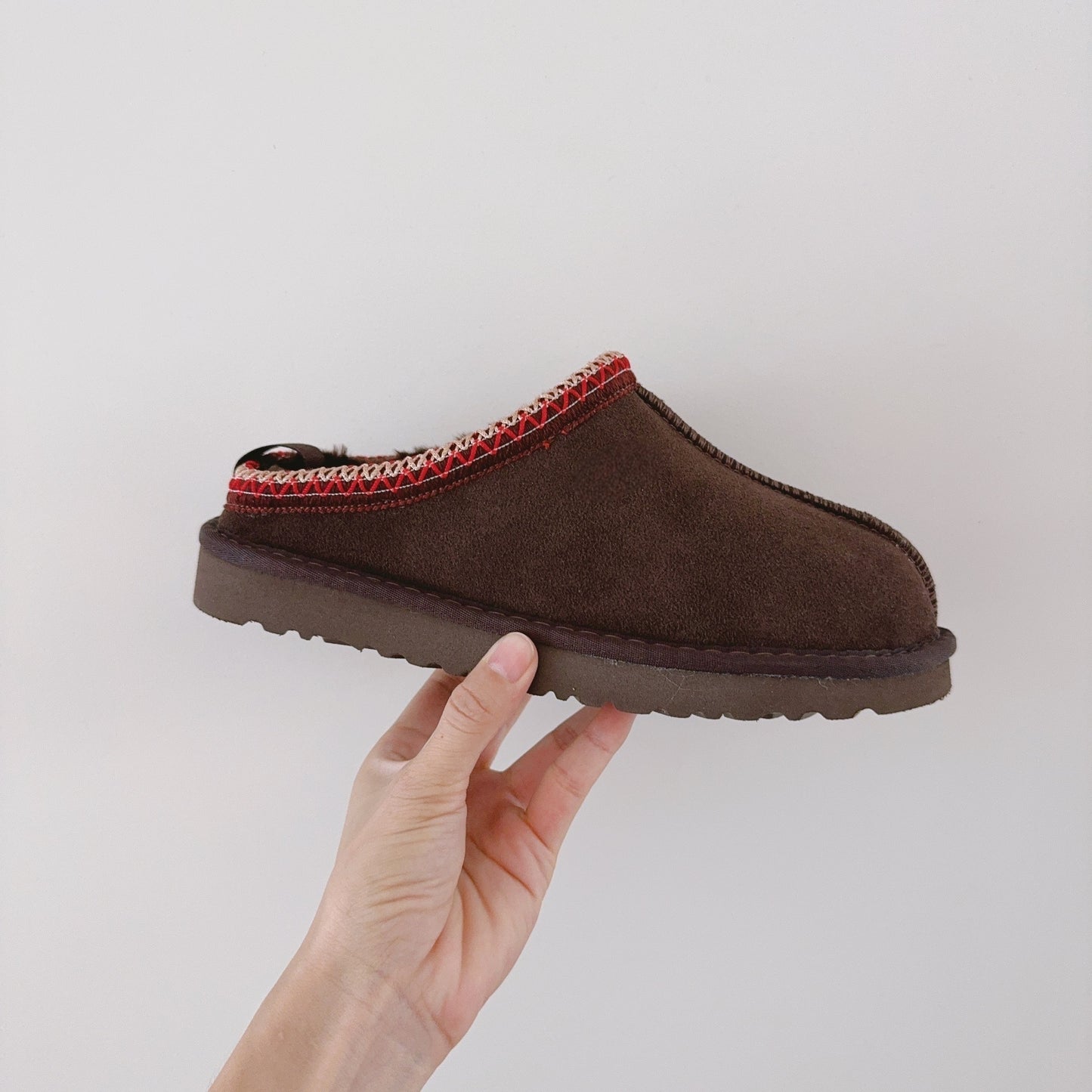 Women's new warm shallow short snow boots have a shoe box