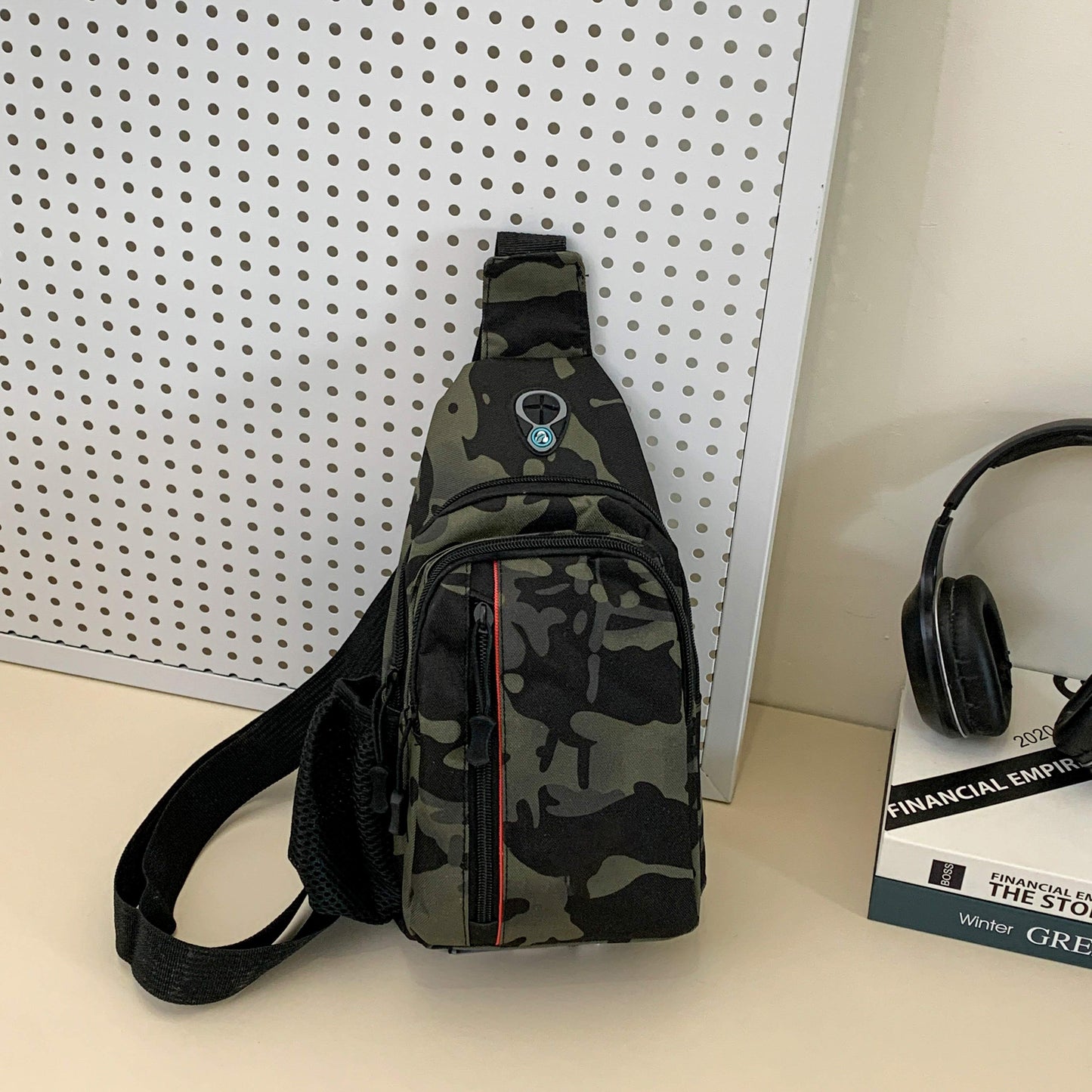 Men and Women with The New Fashion Casual Joker Adjustable Shoulder Strap Slung Shoulder Bag Chest Bag.