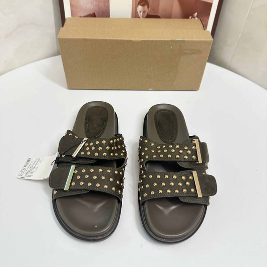 New summer fashion studded double-breasted platform sandals for wearing outside.
