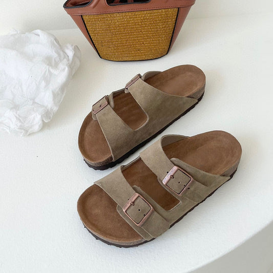 Men and women with the same new casual Joker double-breasted sandals.