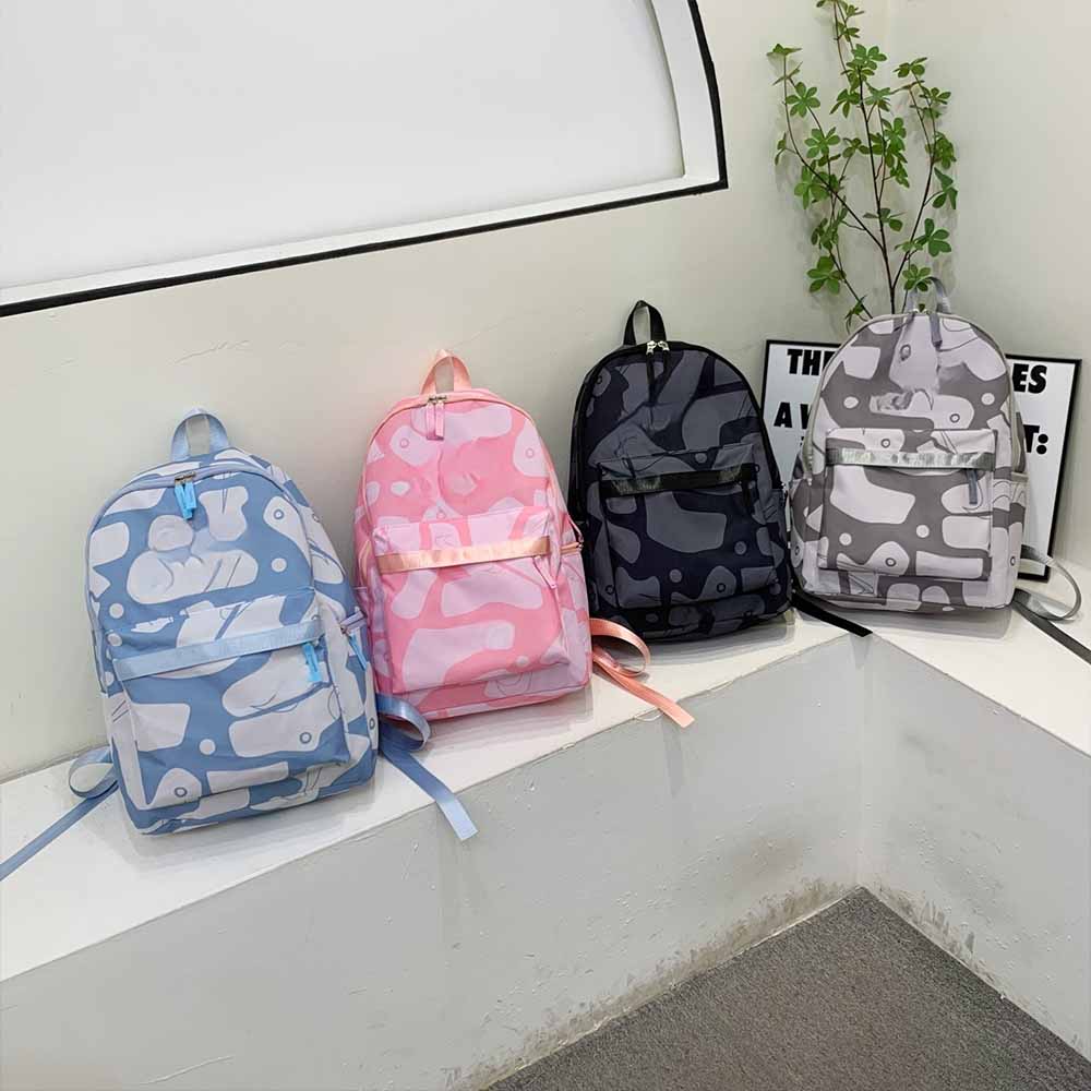 Men and women with the same new fashion and leisure Joker multi-pocket large-capacity waterproof sports bag travel bag.