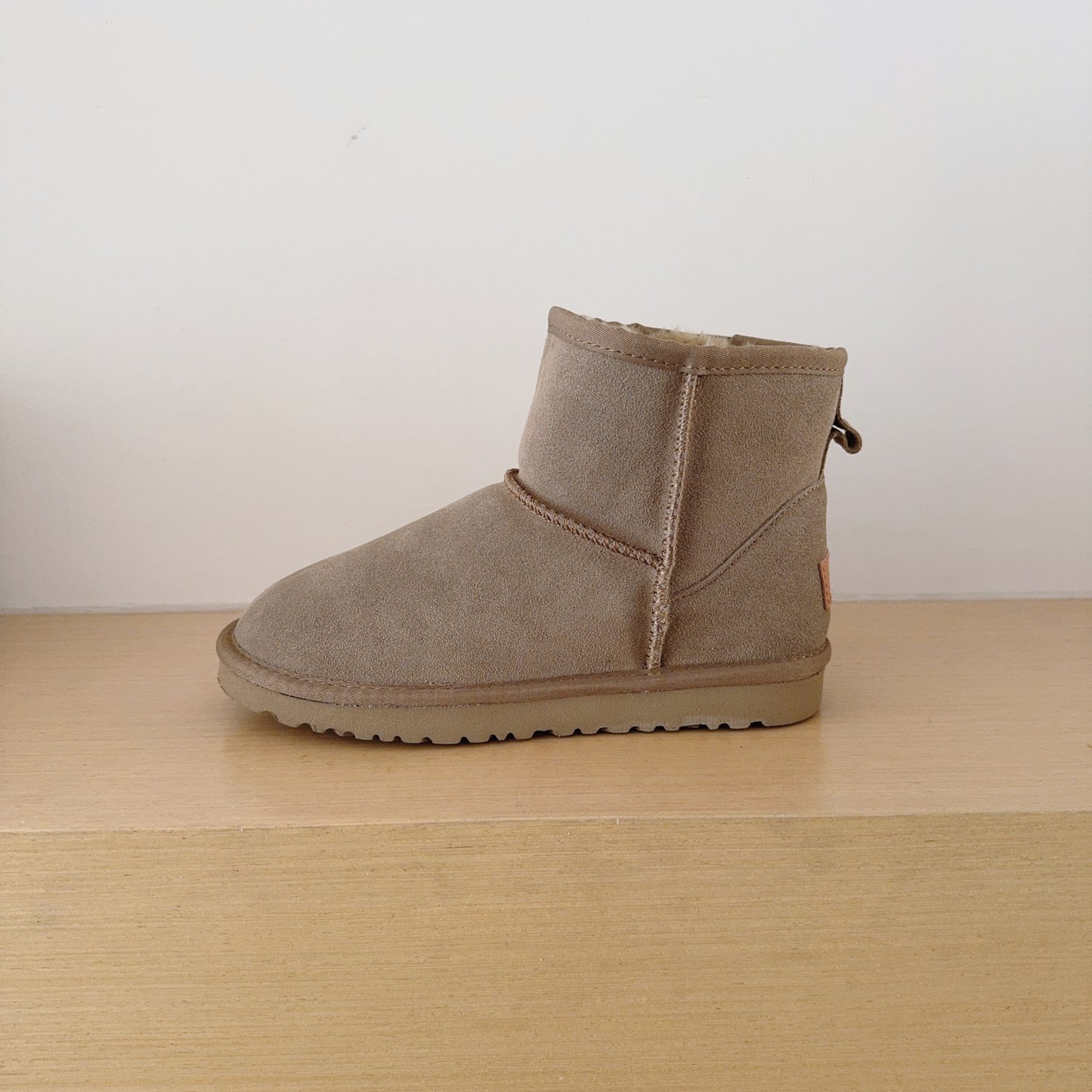 New short tube thickened winter snow boots have a shoe box