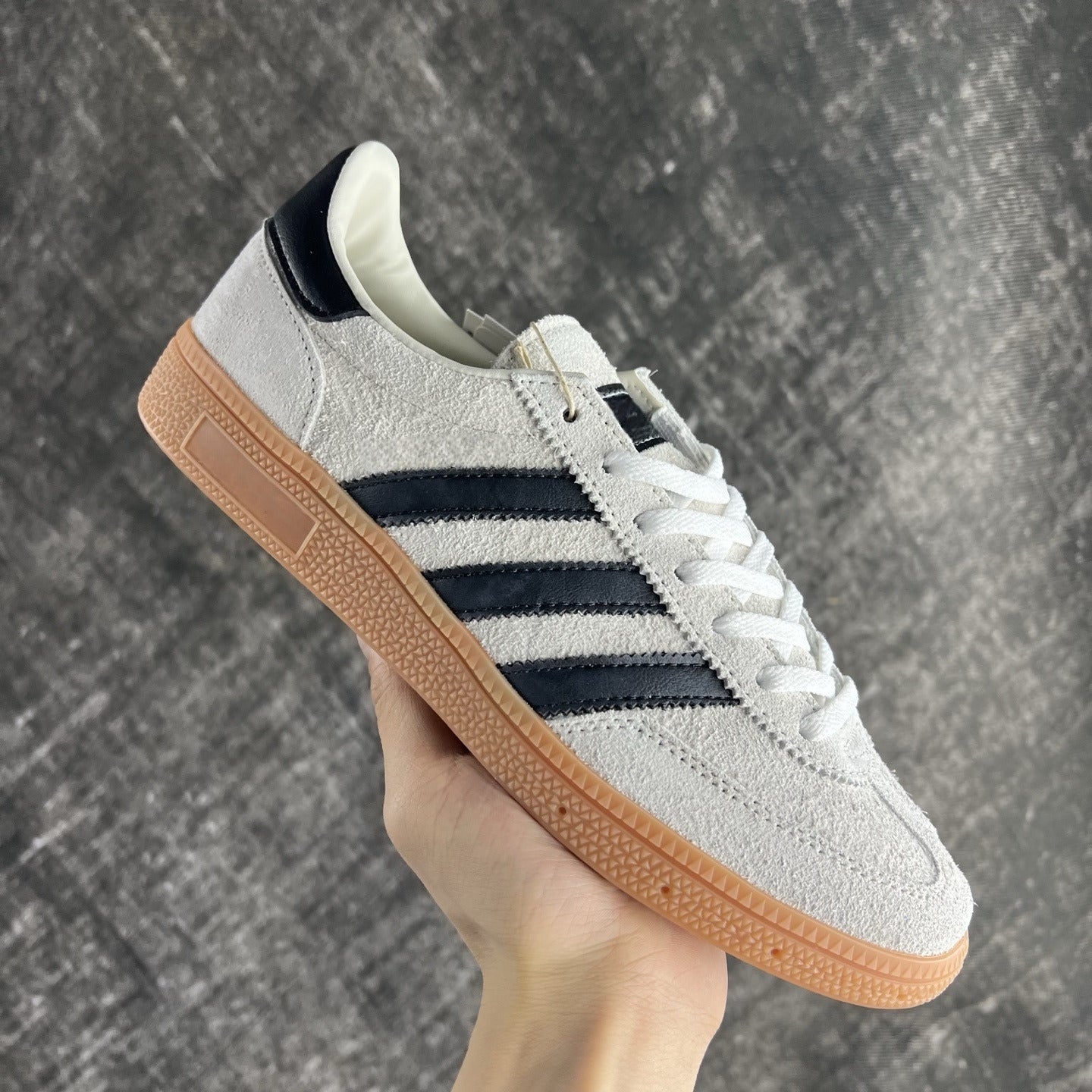 New classic retro casual sneakers have a shoe box