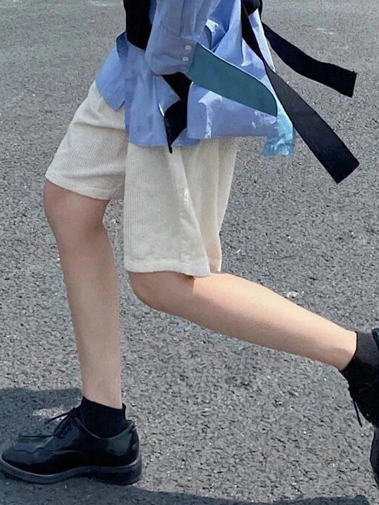 Men and women with the same new Joker couple style corduroy fabric elastic waist casual shorts.