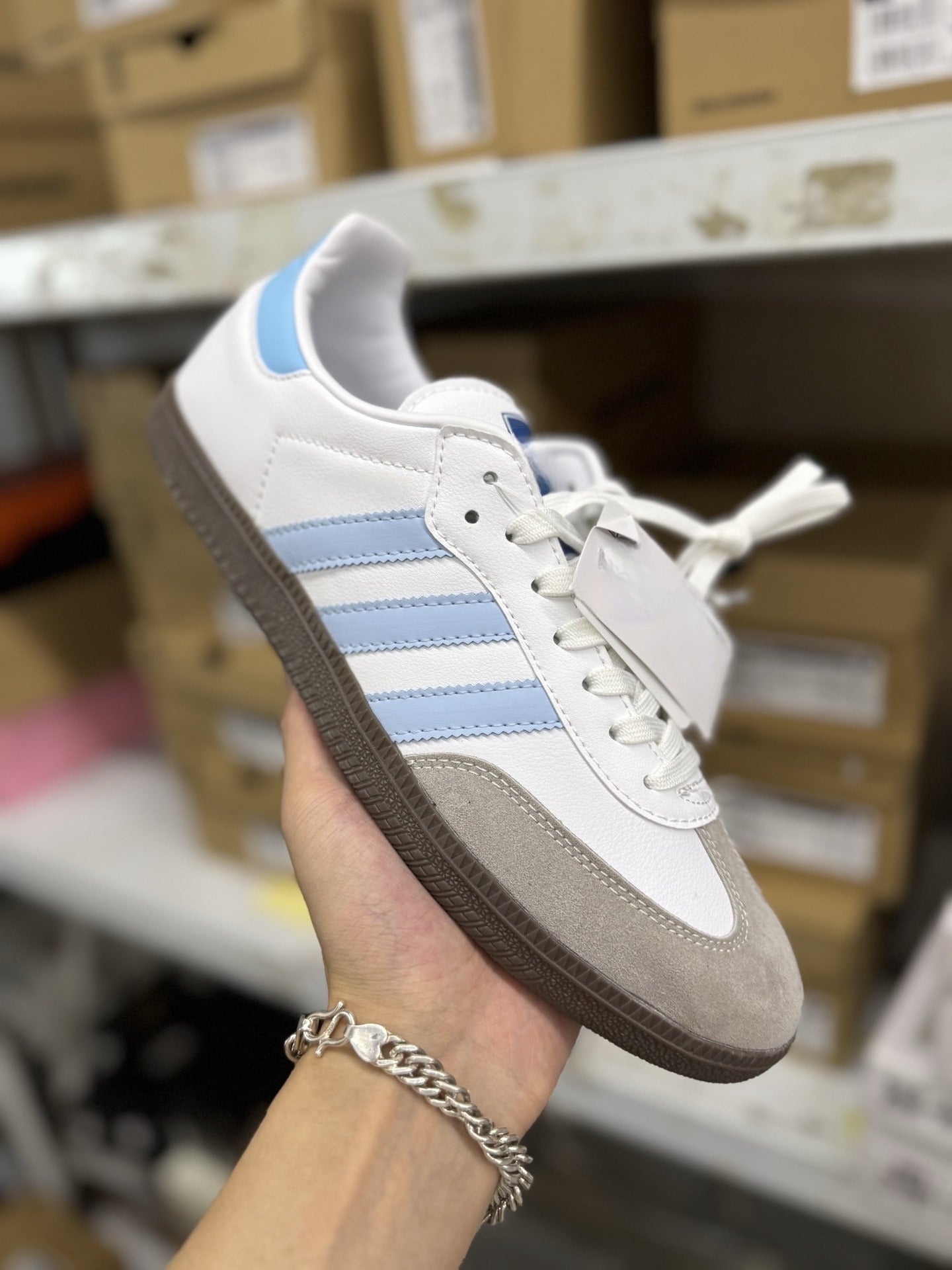 Men and women with the same new football style Joker low-top leisure sports shoes have a shoe box