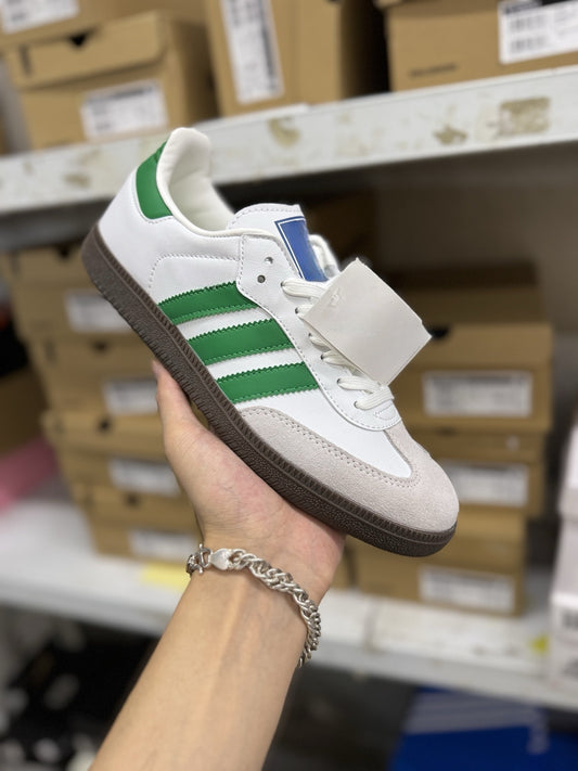 Men and women with the same new football style Joker low-top leisure sports shoes have a shoe box