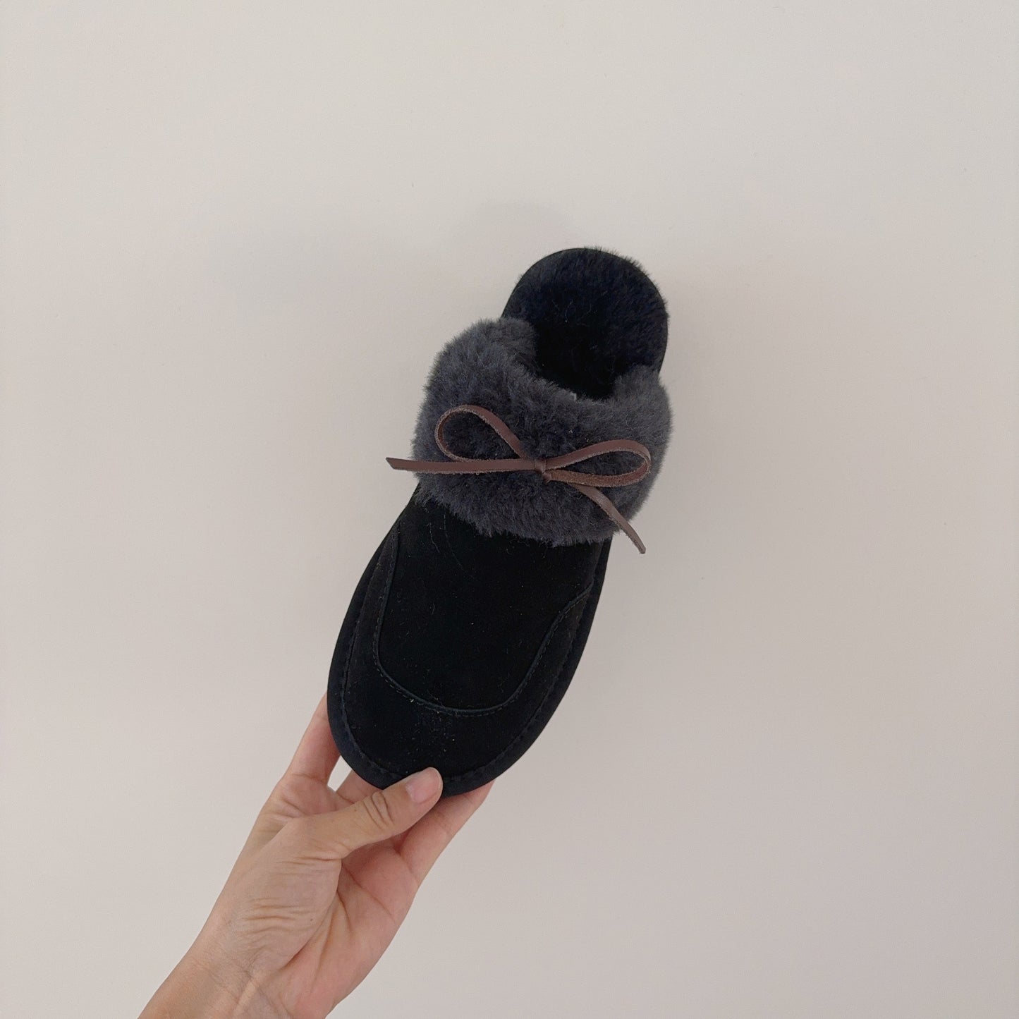 New winter warm plus velvet slippers have a shoe box