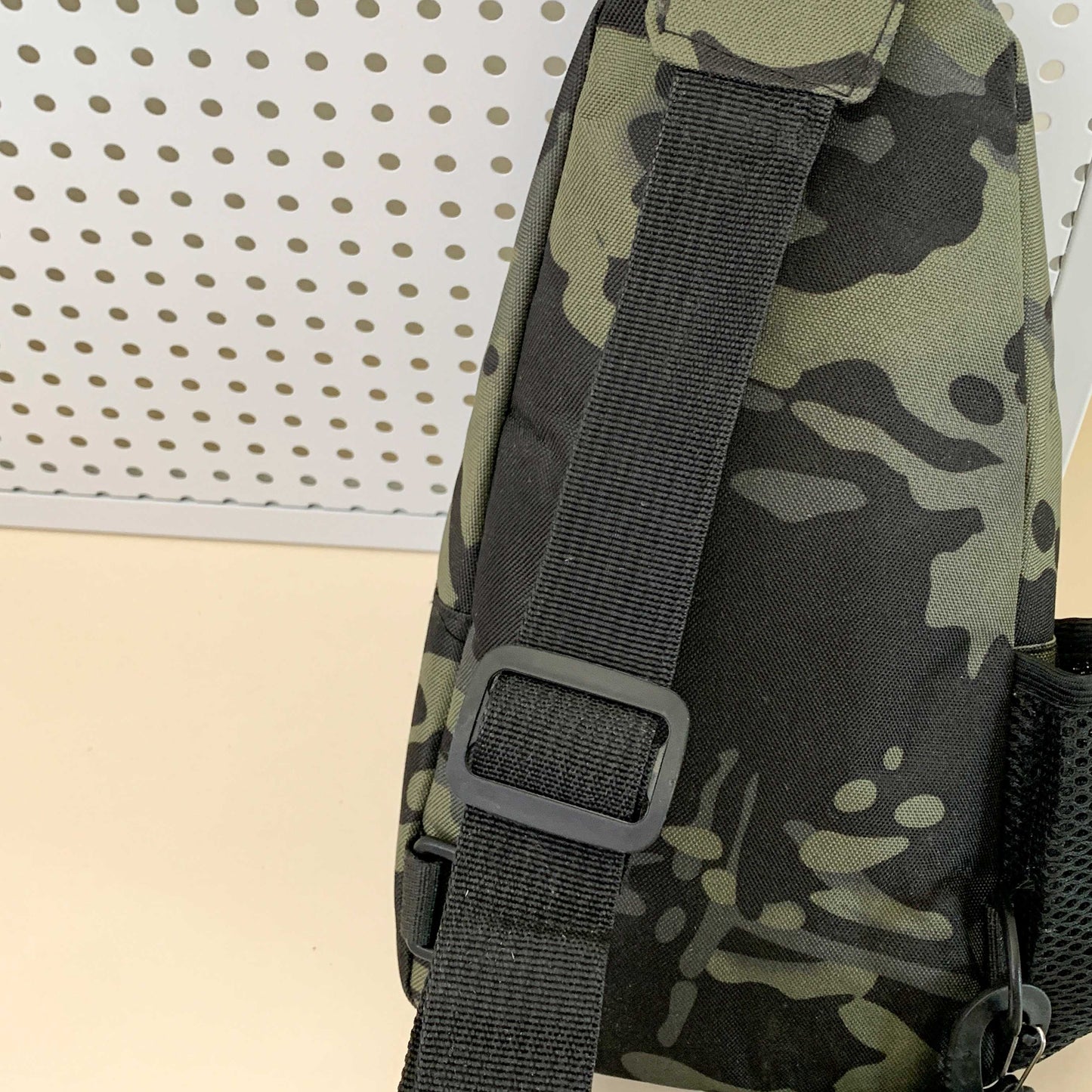 Men and Women with The New Fashion Casual Joker Adjustable Shoulder Strap Slung Shoulder Bag Chest Bag.