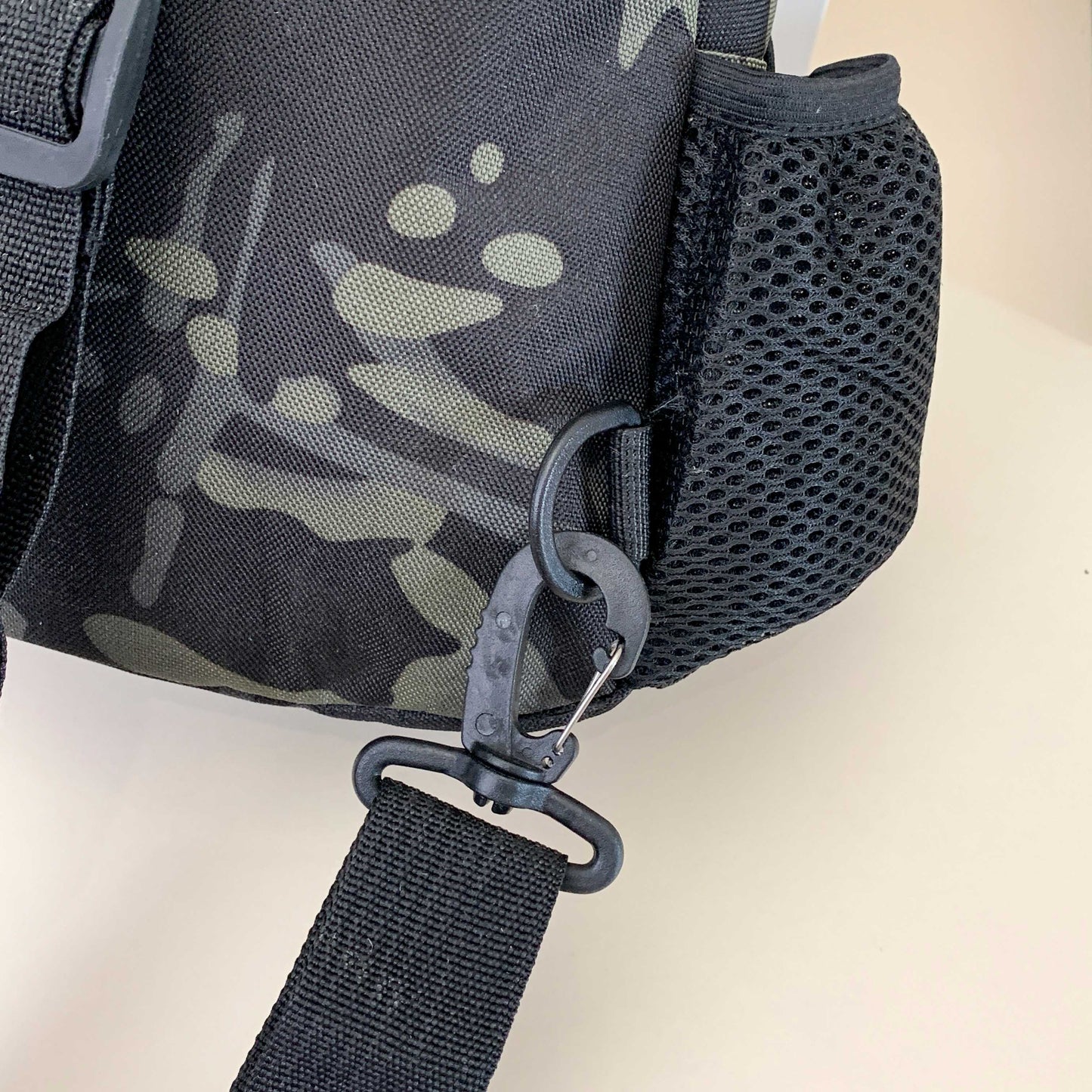 Men and Women with The New Fashion Casual Joker Adjustable Shoulder Strap Slung Shoulder Bag Chest Bag.